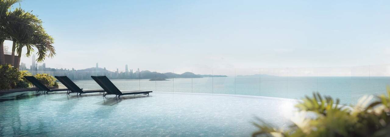 Apartamento à venda no Centro: Imagem conceitual de piscina com o mar e a orla de Balneário Camboriú (imagem ilustrativa)