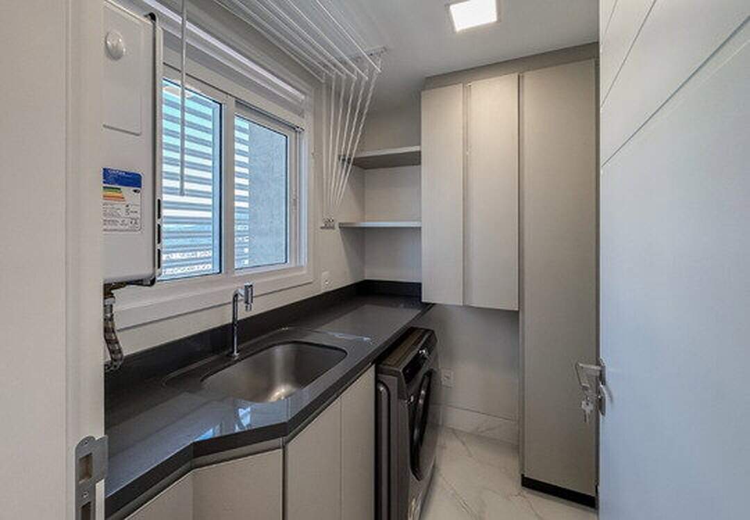 Apartamento à venda no Pioneiros: Área de serviço separada, com tanque, armários e aquecedor a gás