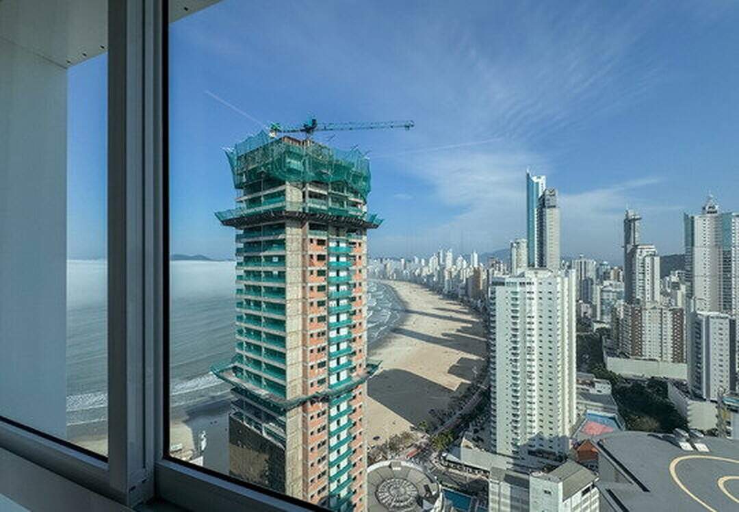 Apartamento à venda no Pioneiros: Vista de uma suíte para a Praia Central e os prédios de Balneário Camboriú
