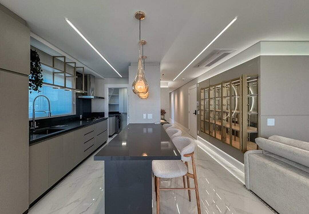 Apartamento à venda no Pioneiros: Cozinha integrada ao living, com ilha, banquetas e cristaleira