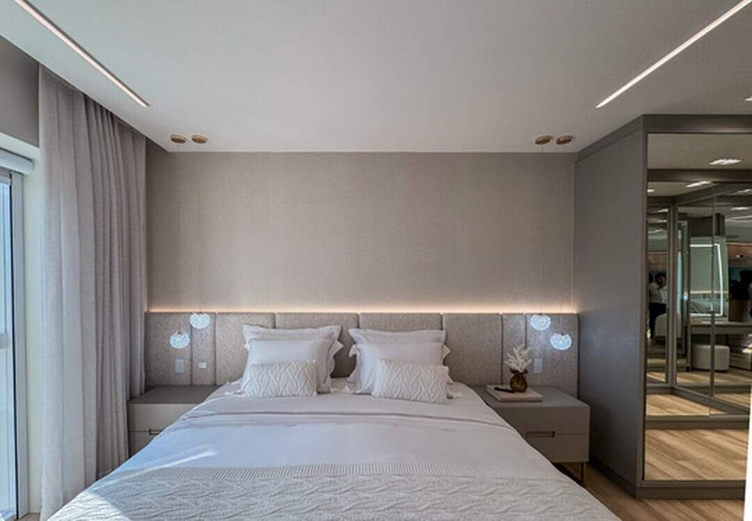Apartamento à venda no Pioneiros: Suíte master com cabeceira iluminada e armário espelhado