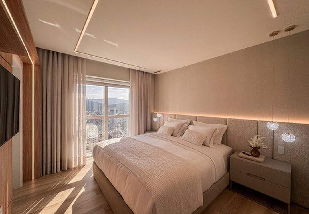 Apartamento à venda no Pioneiros: Suíte master com painel de madeira, cabeceira estofada e janela