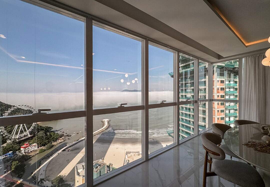 Apartamento à venda no Pioneiros: Vista do living para o Molhe da Barra Norte, a roda-gigante FG Big Wheel e o mar