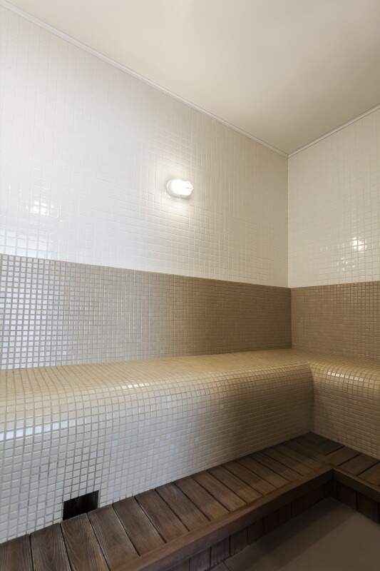 Apartamento à venda no Centro: Sauna revestida com pastilhas e banco de madeira
