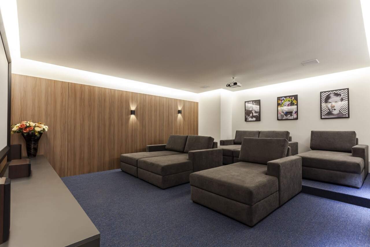 Apartamento à venda no Centro: Cinema com sofás e iluminação indireta