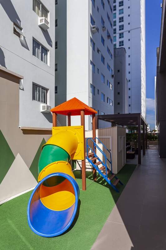 Apartamento à venda no Centro: Playground com escorregador sobre grama sintética