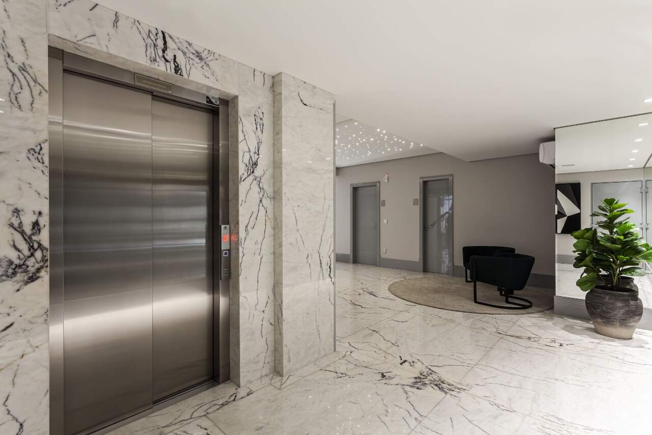 Apartamento à venda no Centro: Hall do elevador social, com piso de mármore