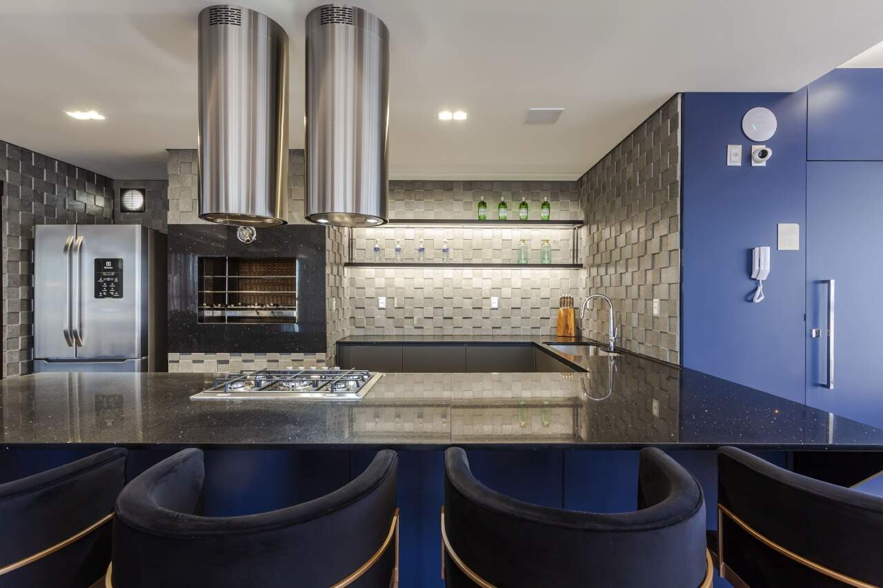 Apartamento à venda no Centro: Cozinha gourmet do Sky Lounge, com churrasqueira e bancada em pedra