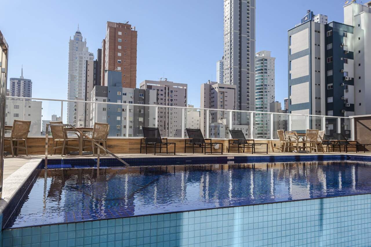 Apartamento à venda no Centro: Piscina adulto com deck e espreguiçadeiras