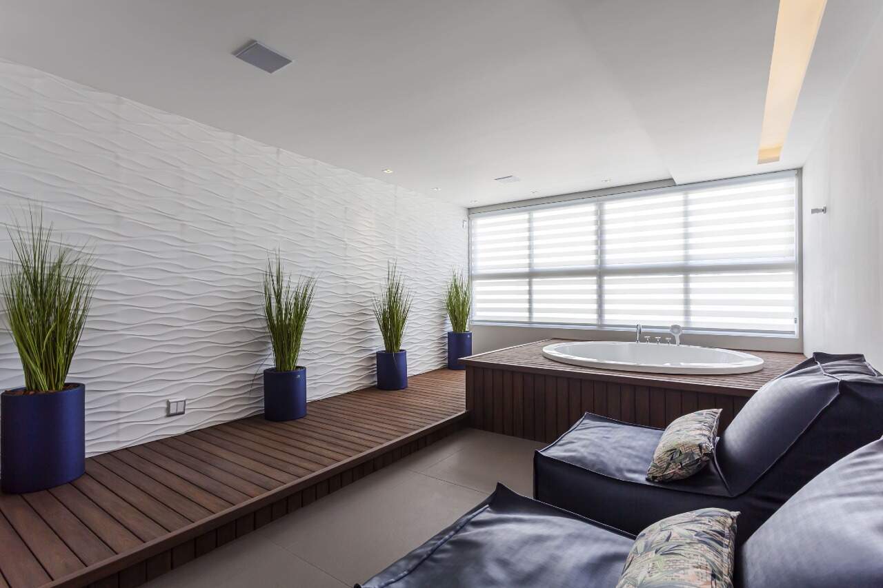 Apartamento à venda no Centro: Spa com banheira de hidromassagem, deck de madeira e pufes