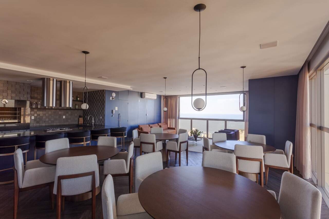 Apartamento à venda no Centro: Sky Lounge com mesas, bancada gourmet e o mar ao fundo