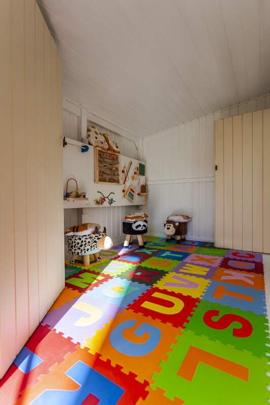 Apartamento à venda no Centro: Brinquedoteca com piso emborrachado e brinquedos