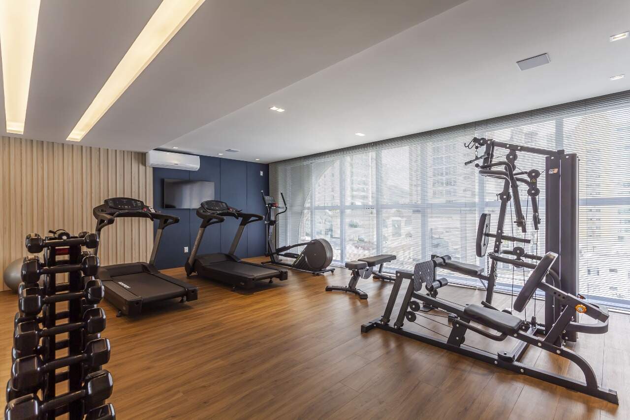 Apartamento à venda no Centro: Academia com esteiras, estação de musculação e halteres