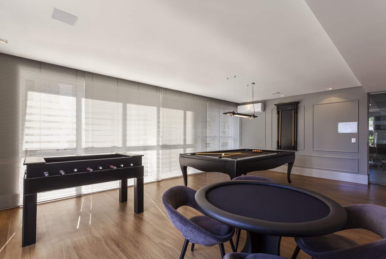 Apartamento à venda no Centro: Sala de jogos com mesa de sinuca, pebolim e mesa de carteado