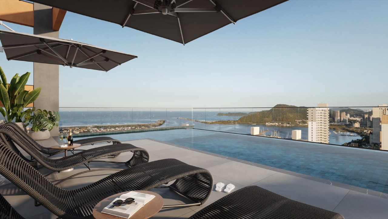 Apartamento diferenciado à venda no Centro: Piscina de borda infinita do rooftop, com o Saco da Fazenda e o mar ao fundo (imagem ilustrativa)