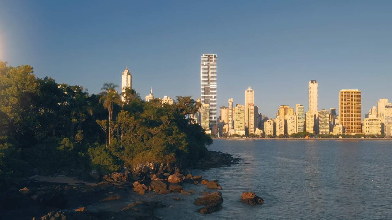 Apartamento à venda no Centro: Skyline de Balneário Camboriú com a torre do Marena (imagem ilustrativa)