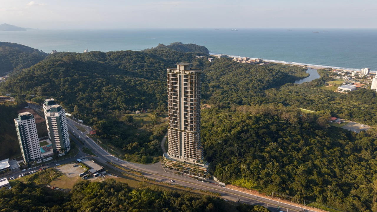 Apartamento à venda no Praia Brava: Vista aérea da torre entre a Mata Atlântica e o mar da Praia Brava (imagem ilustrativa)