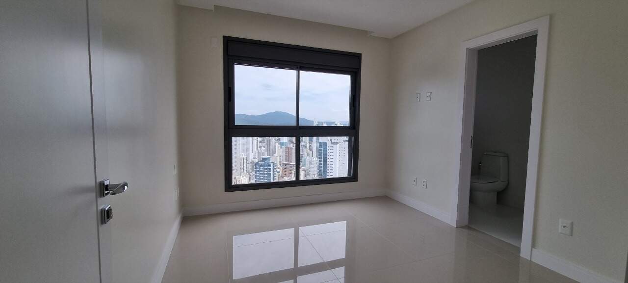 Apartamento à venda no Centro: Suíte com banheiro e janela para a cidade e os morros