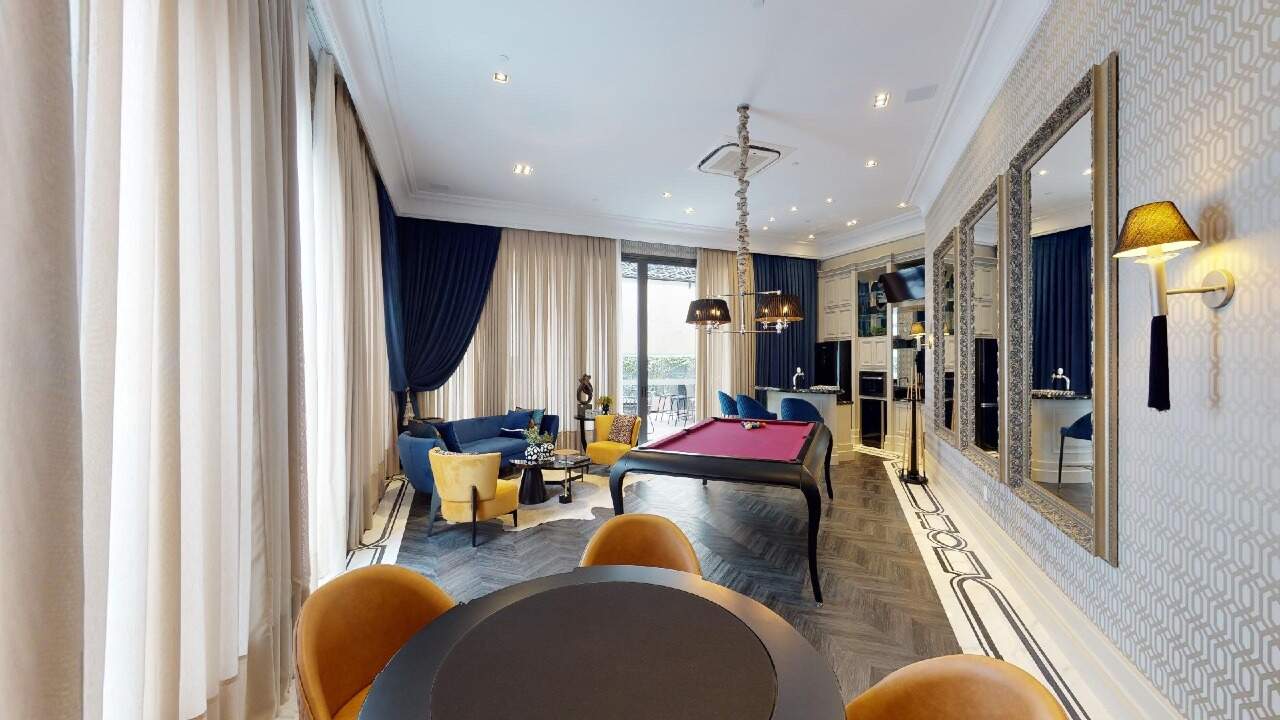 Apartamento à venda no Centro: Sala de jogos com mesa de sinuca e estar