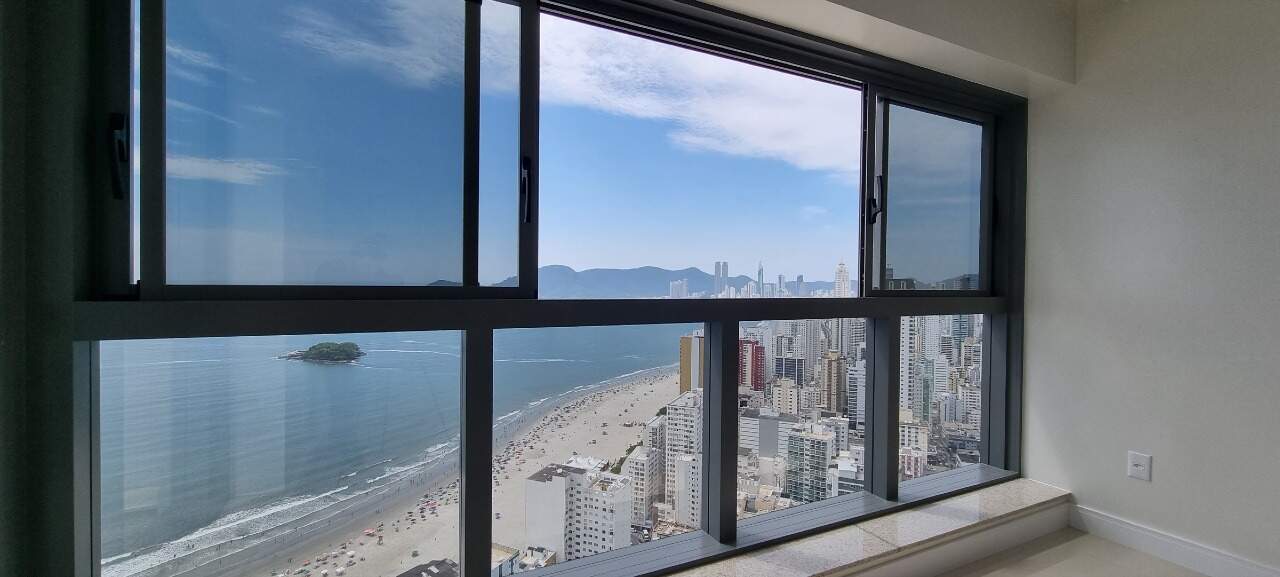 Apartamento à venda no Centro: Vista da Ilha das Cabras, da Praia Central e da cidade pela janela