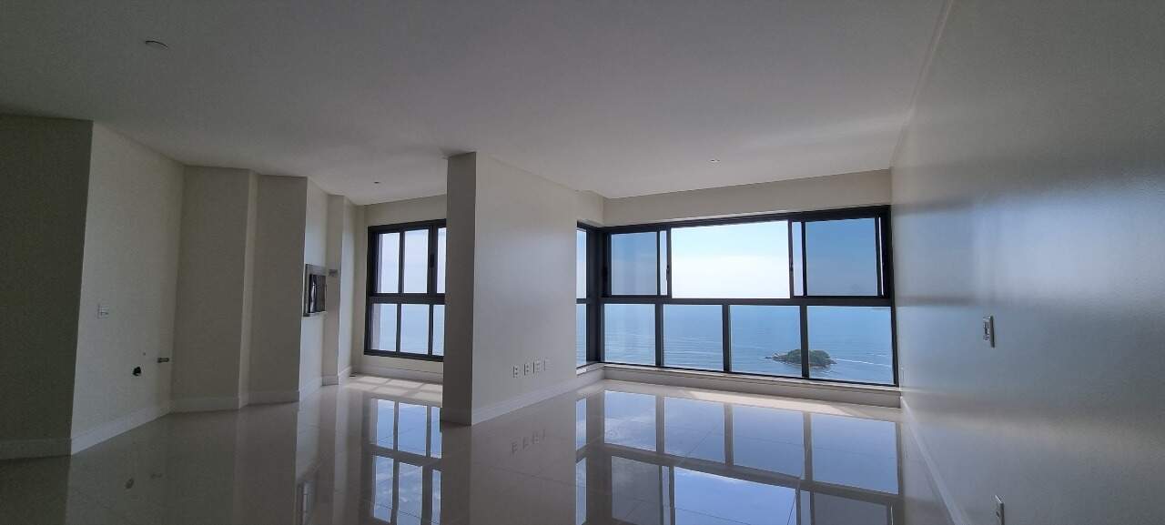 Apartamento à venda no Centro: Living com a Ilha das Cabras e o mar aberto na janela