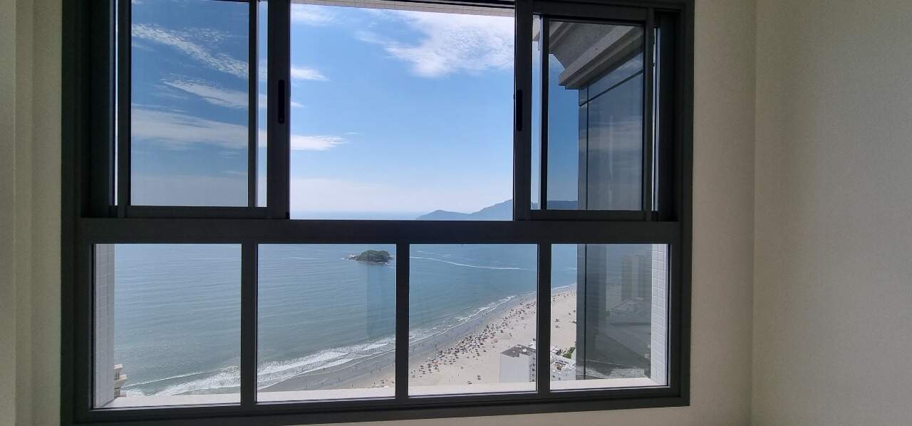 Apartamento à venda no Centro: Janela ampla com a Ilha das Cabras e a Praia Central