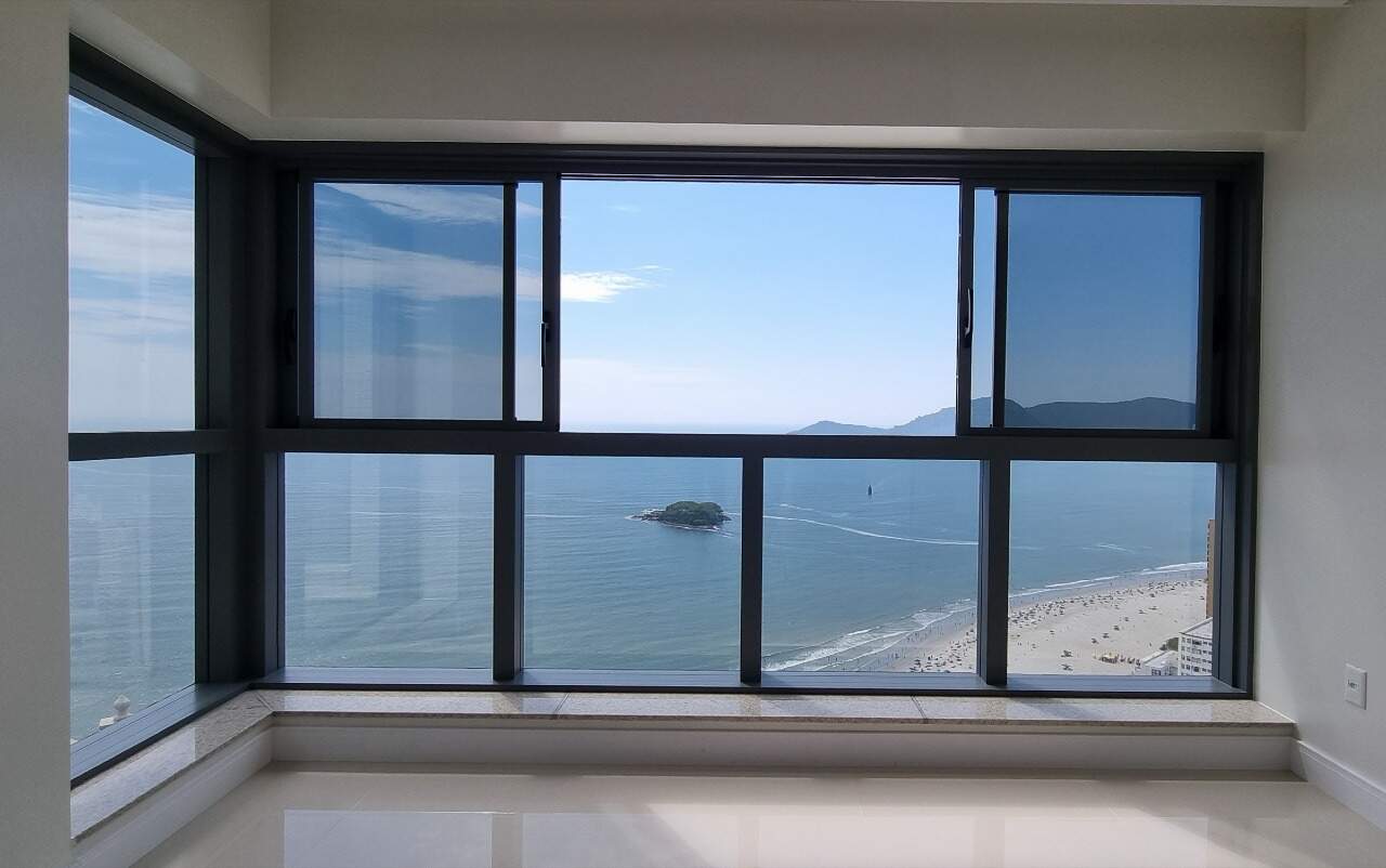 Apartamento à venda no Centro: Ambiente com janela de canto para o mar aberto e a Ilha das Cabras