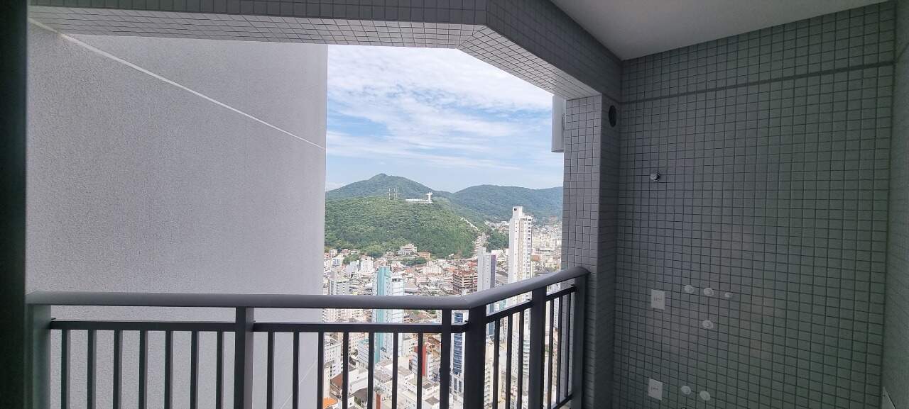 Apartamento à venda no Centro: Sacada revestida em pastilhas, com vista para os morros e a cidade
