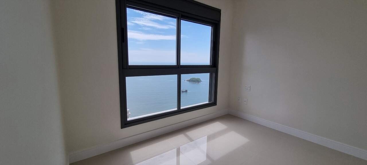 Apartamento à venda no Centro: Suíte com sol da manhã entrando pela janela voltada para o mar