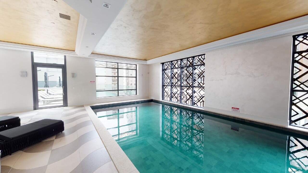 Apartamento à venda no Centro: Piscina térmica coberta com painéis vazados de desenho art déco