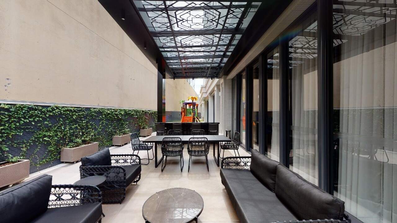 Apartamento à venda no Centro: Lounge externo com mesas sob cobertura de vidro