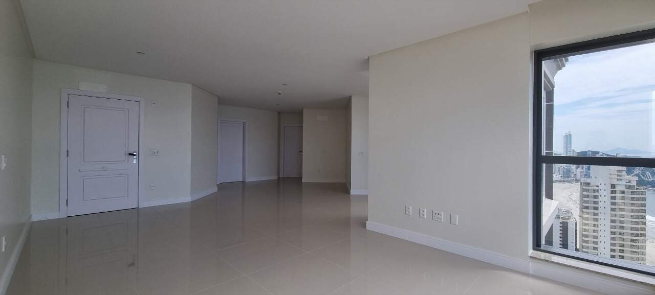 Apartamento à venda no Centro: Ambiente social com porta de entrada, corredor e janela para a orla