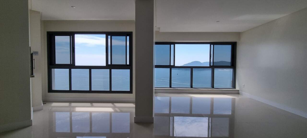 Apartamento à venda no Centro: Living e jantar integrados, com duas janelas para o mar