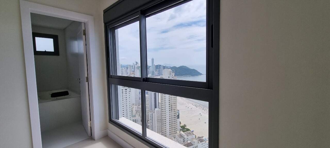 Apartamento à venda no Centro: Suíte master com banheira de hidromassagem no banheiro e janela para a orla