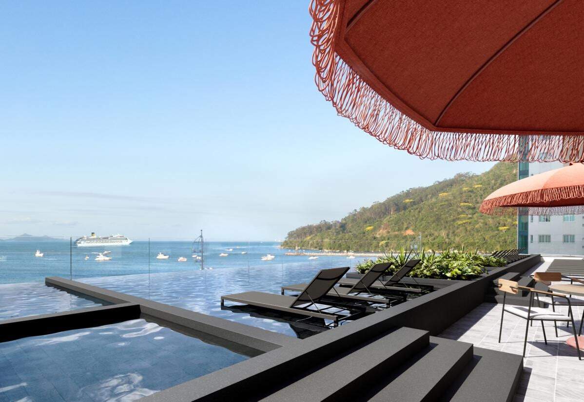 Apartamento à venda no Barra Sul: Piscina de borda infinita com o mar e o morro ao fundo (imagem ilustrativa)