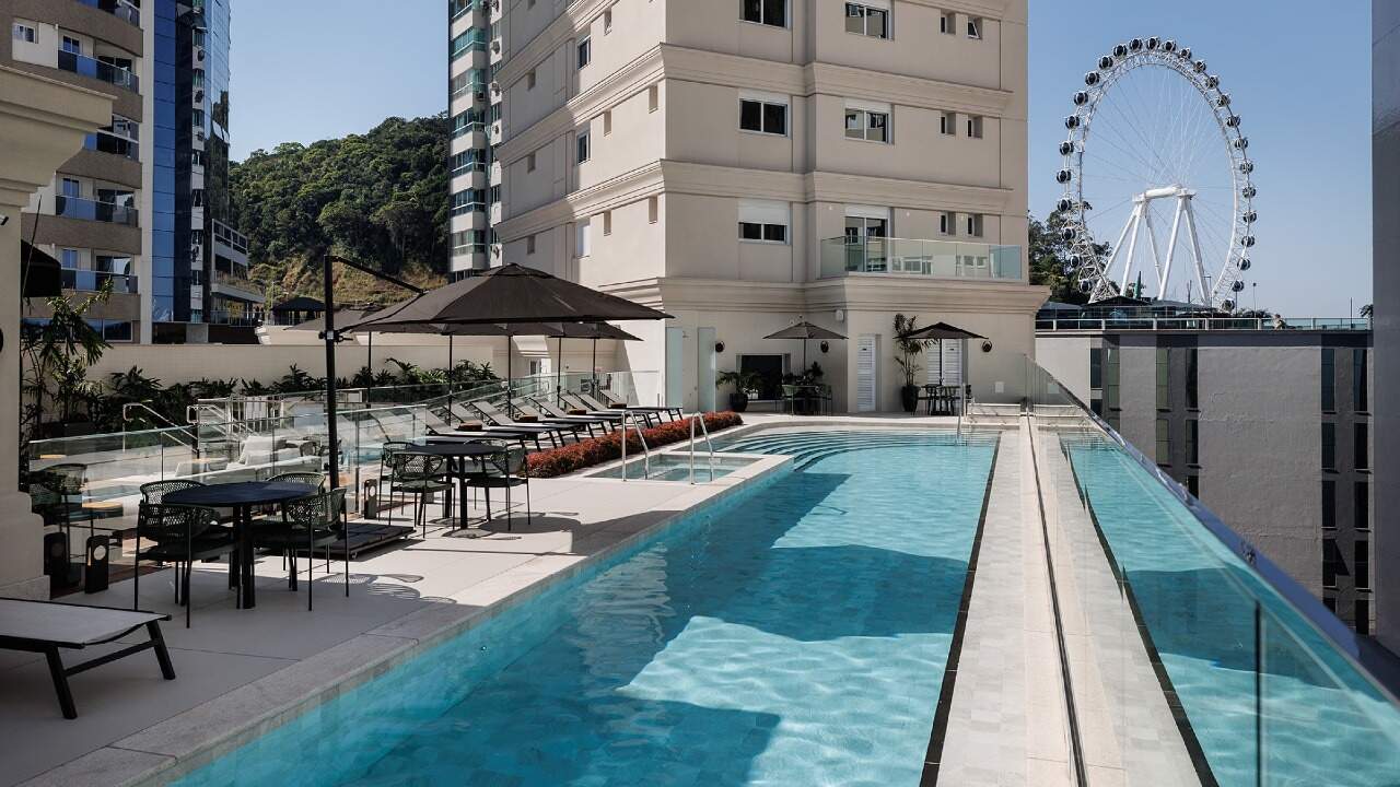 Apartamento à venda no Pioneiros: Piscina com raia e hidromassagem, com a roda-gigante da Barra Norte ao fundo