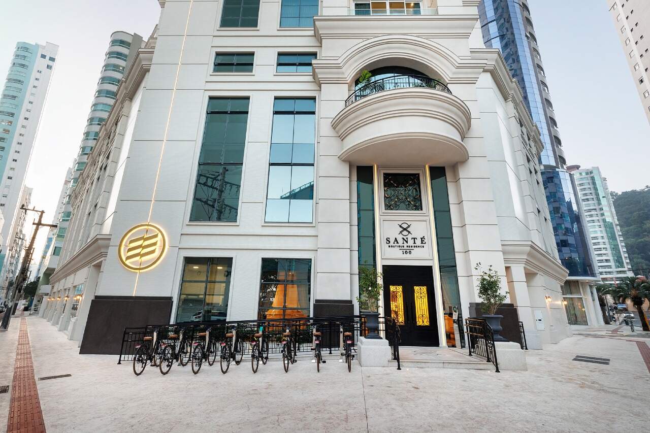 Apartamento à venda no Pioneiros: Entrada do Santé Boutique Residence, com as bicicletas compartilhadas do condomínio