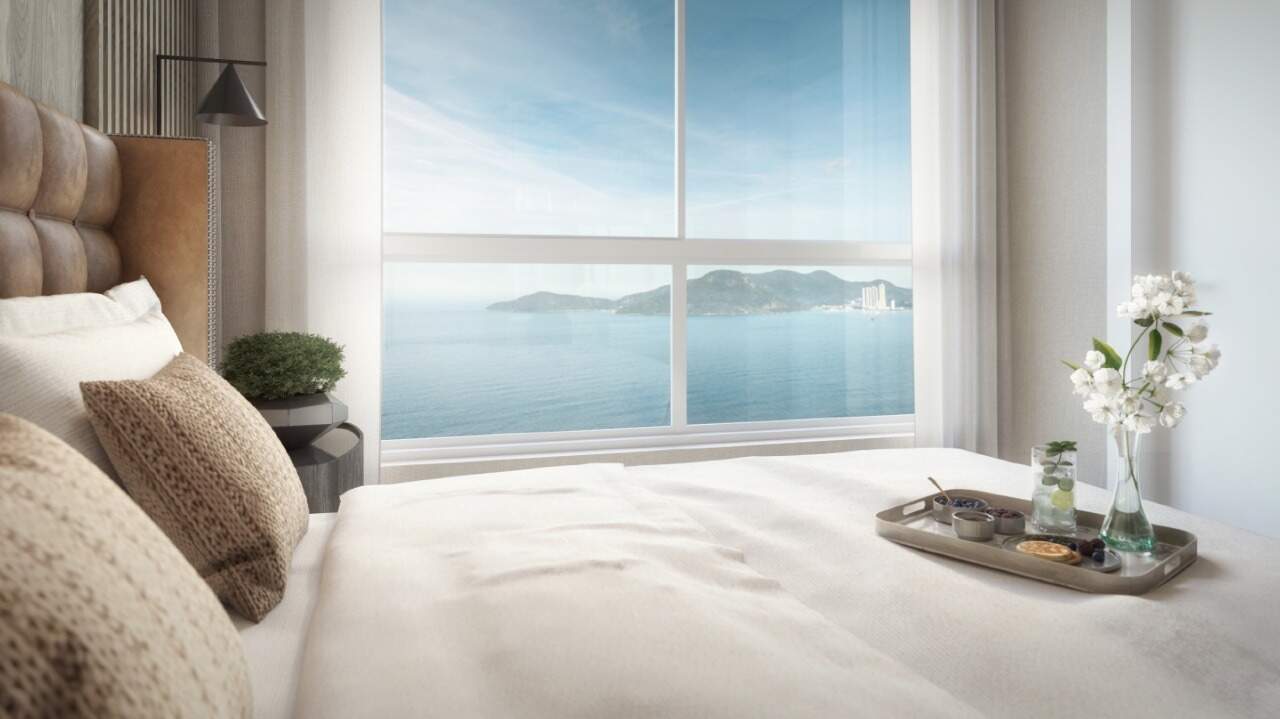 Apartamento à venda no Pioneiros: Suíte com janela ampla voltada para o mar (imagem ilustrativa)