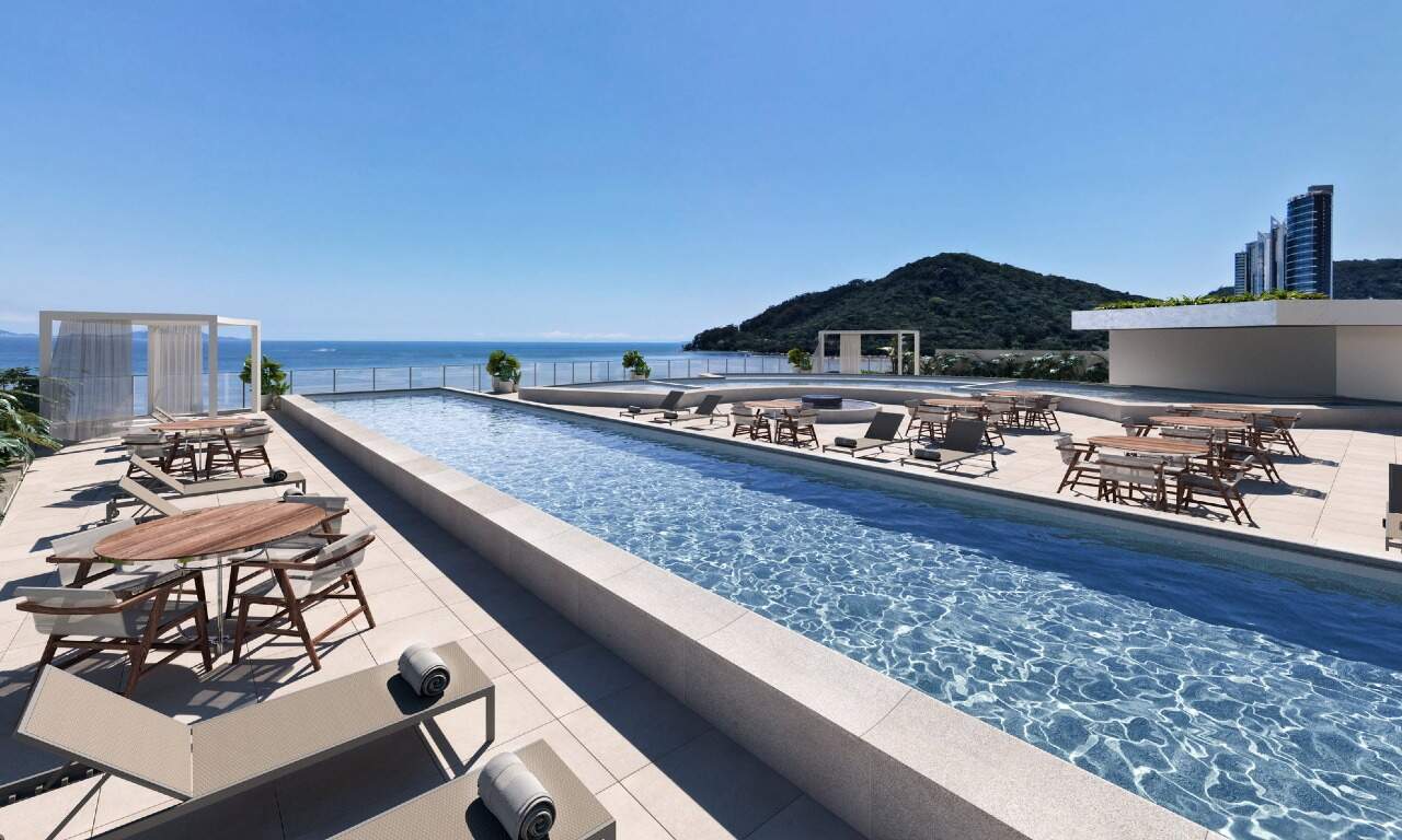 Apartamento à venda no Barra Sul: Piscina externa com deck e vista para o mar e o Morro do Careca (imagem ilustrativa)