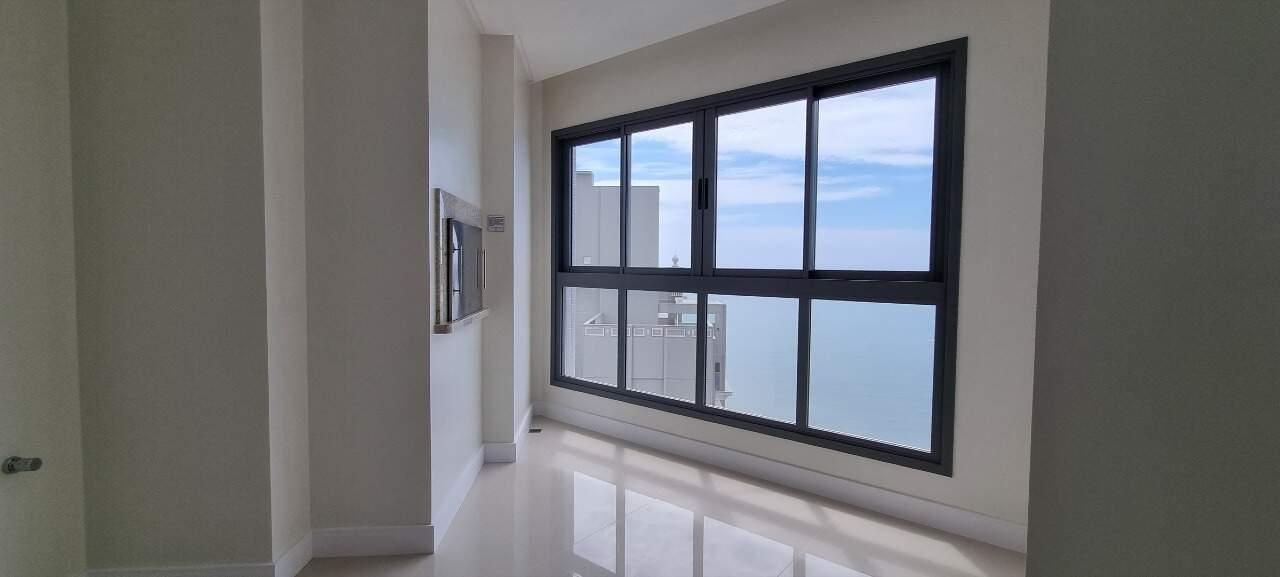 Apartamento à venda no Centro: Ambiente com janela ampla e vista lateral para o mar