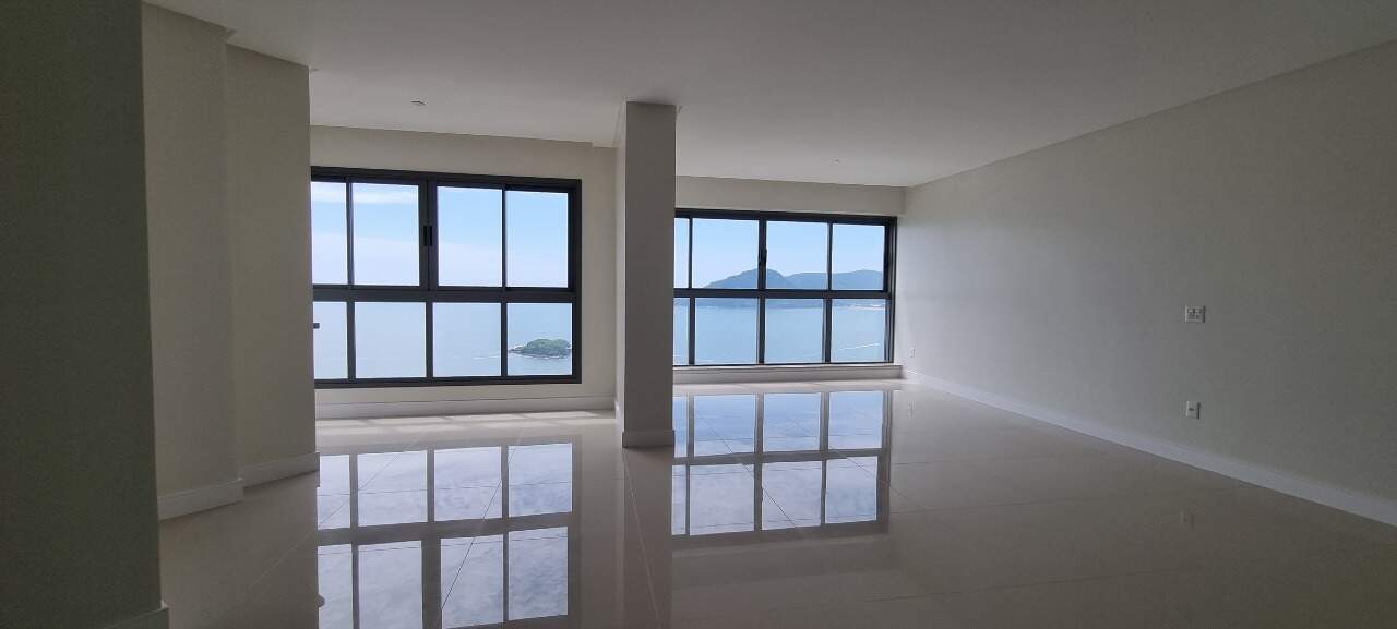 Apartamento à venda no Centro: Living com a Ilha das Cabras e o mar nas janelas