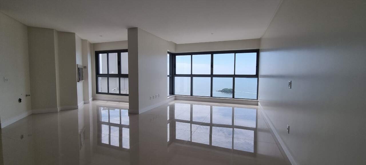 Apartamento à venda no Centro: Living e jantar integrados, com porcelanato e vista para o mar