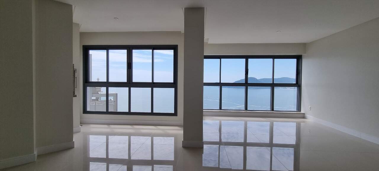 Apartamento à venda no Centro: Living com duas janelas voltadas para o mar