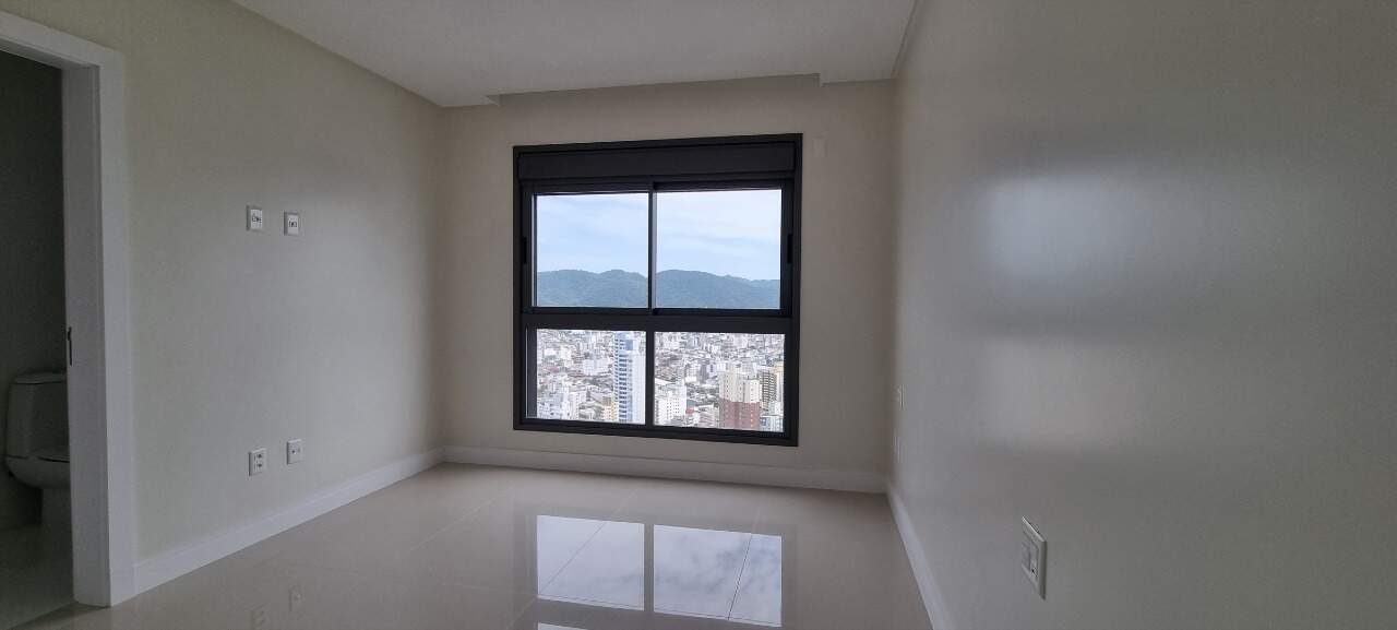 Apartamento à venda no Centro: Suíte com acesso ao banheiro e janela para a cidade