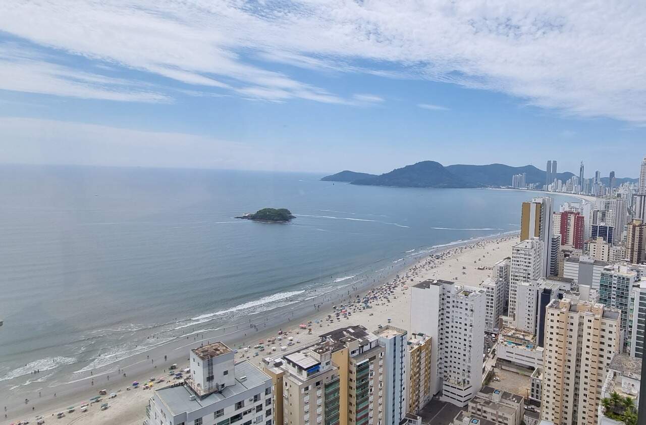 Apartamento à venda no Centro: Vista da Praia Central, da Ilha das Cabras e da Barra Sul a partir do apartamento