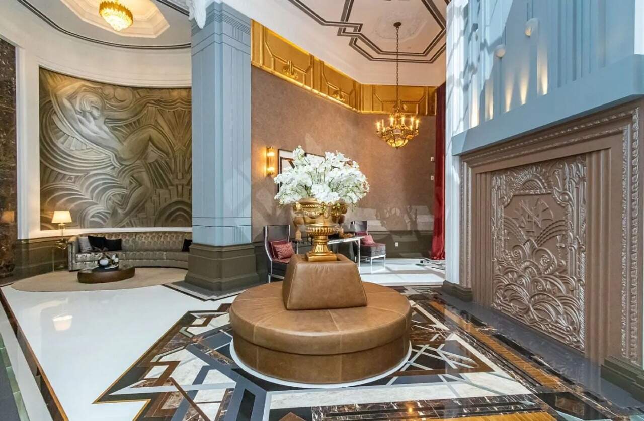 Apartamento à venda no Centro: Hall de entrada com pé-direito duplo e decoração art déco