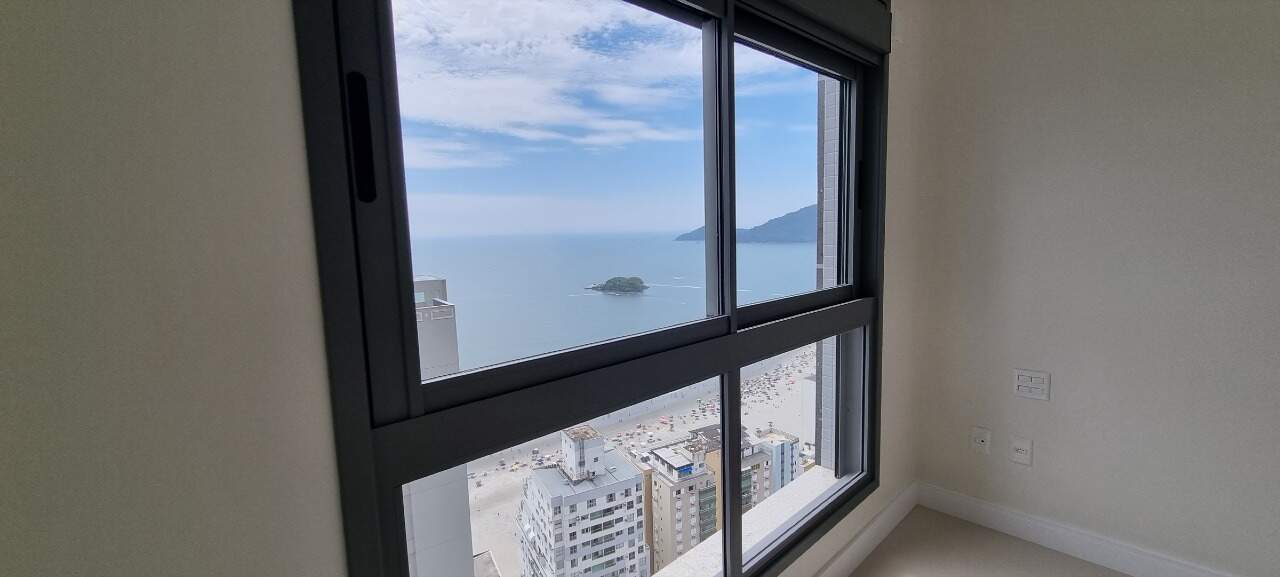 Apartamento à venda no Centro: Suíte com vista para a Praia Central e a Ilha das Cabras