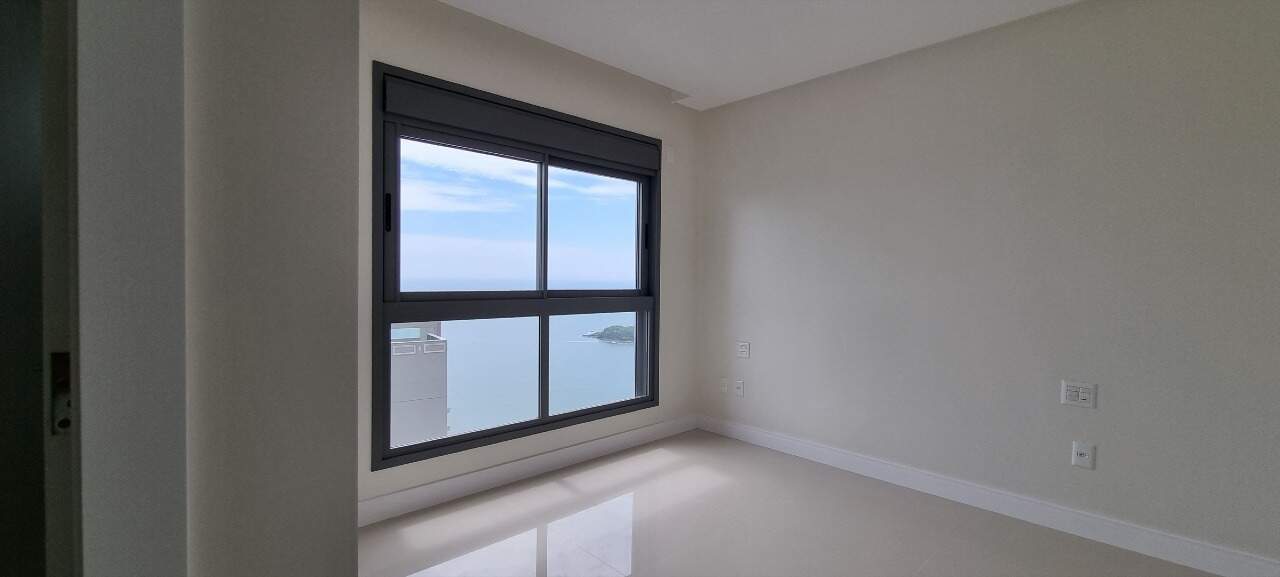 Apartamento à venda no Centro: Suíte com janela para o mar e a Ilha das Cabras