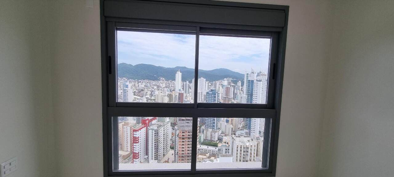 Apartamento à venda no Centro: Suíte com vista para a cidade e os morros de Balneário Camboriú