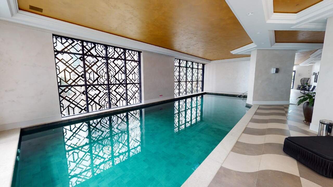 Apartamento à venda no Centro: Piscina térmica coberta com painéis vazados